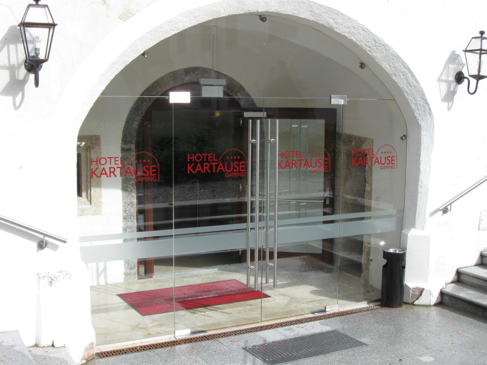 Eingang im Innenhof Schlosshotel Kartause Gaming
