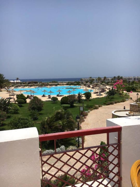 Pool von der Bar aus Hotel Gorgonia Beach Resort