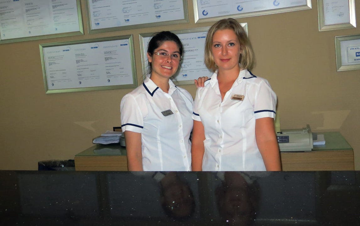 Freundliche Empfangsdamen an der Rezeption Hotel Miracle Resort