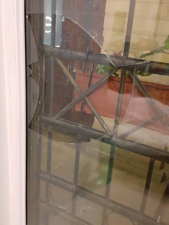 Zbita szyba w pokoju, który dostaliśmy jako pierws Jireh Baku Hotel