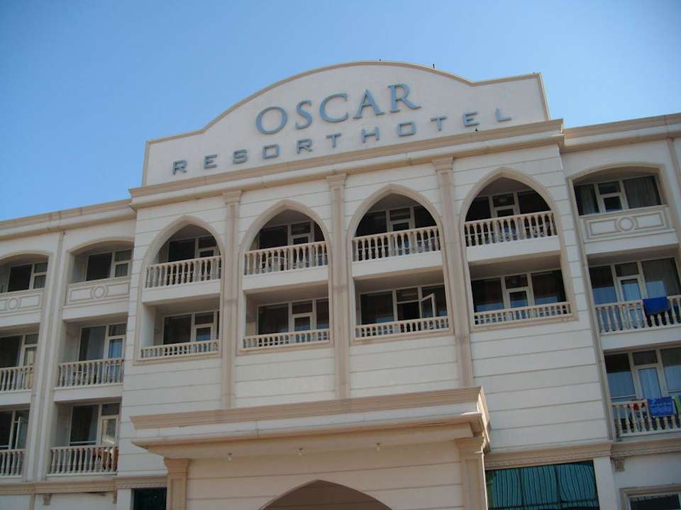 Eingang Oscar Resort Hotel