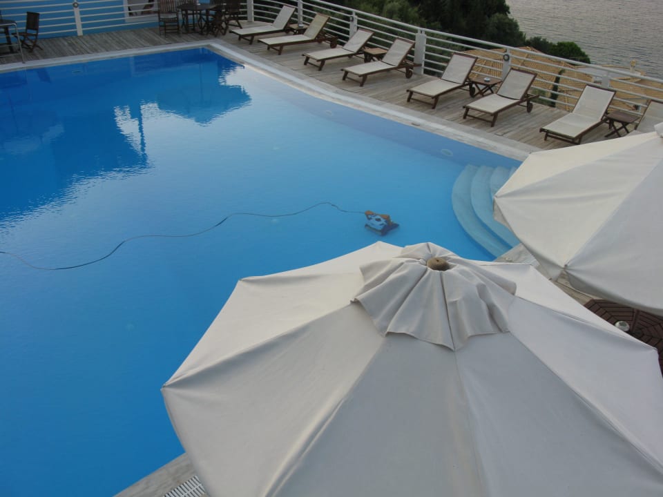 Blick vom Zimmer auf den Pool Hotel Adriatica