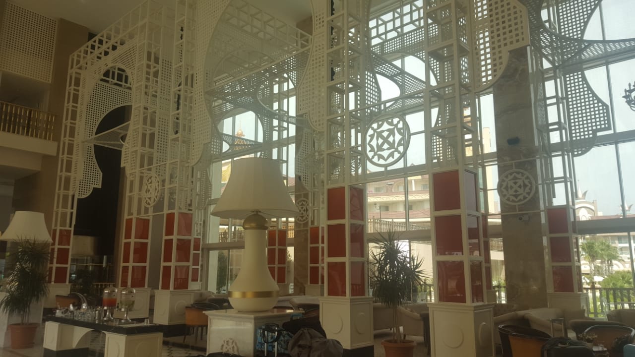 Lobby Well Palace Side