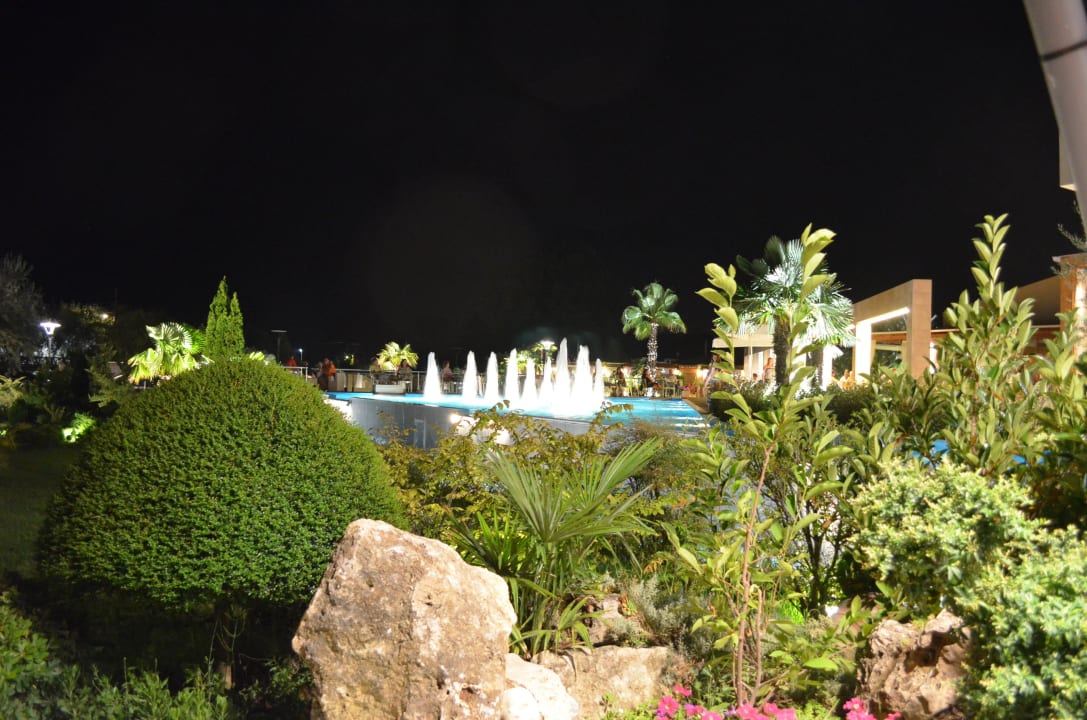 Hübsch anzusehen ist die Gartenanlage bei Nacht alltoura Club Hotel Poseidon Palace