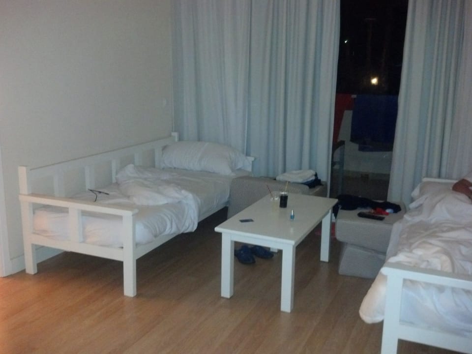 Wohn/Schlafzimmer mit Balkontür  Hotel Rosella by Intelier