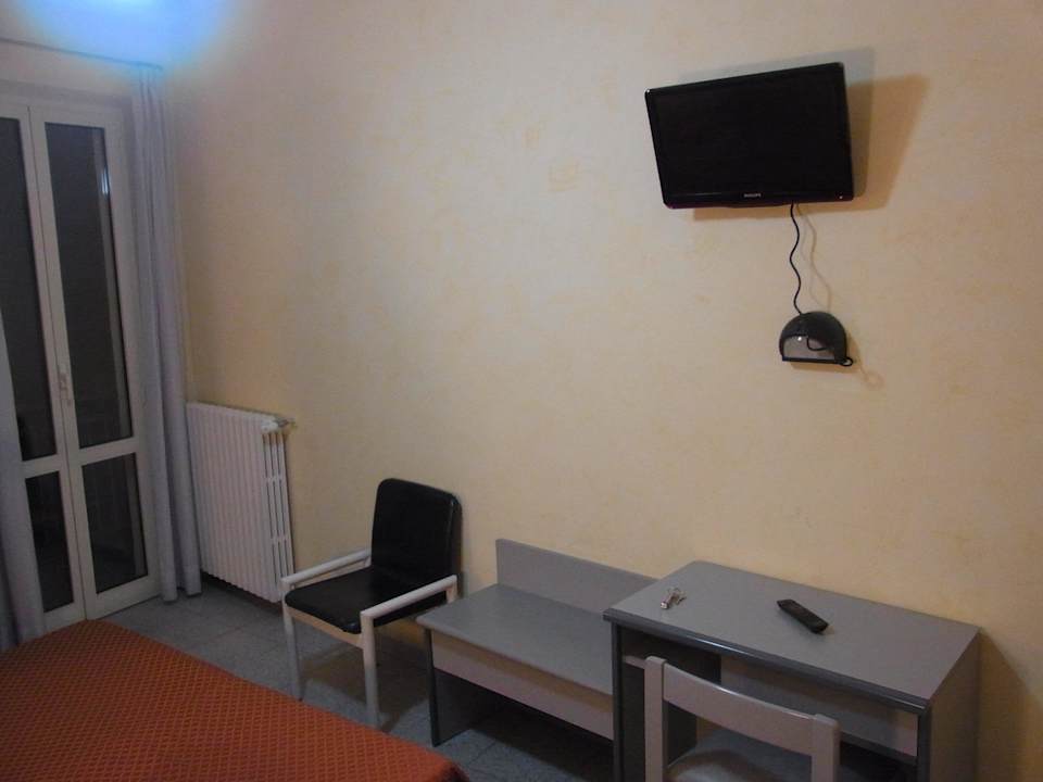 TV, Schreibtisch, Ablage Hotel Danio Lungomare