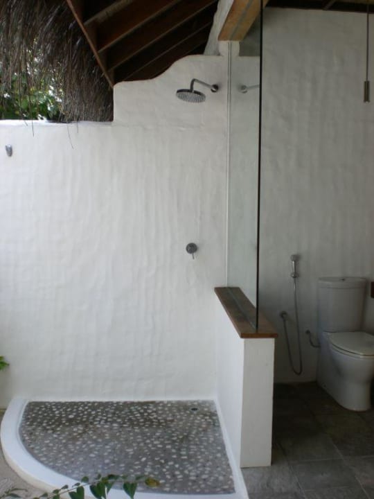 Dusche im halboffenen Bad Hideaway Beach Resort & Spa