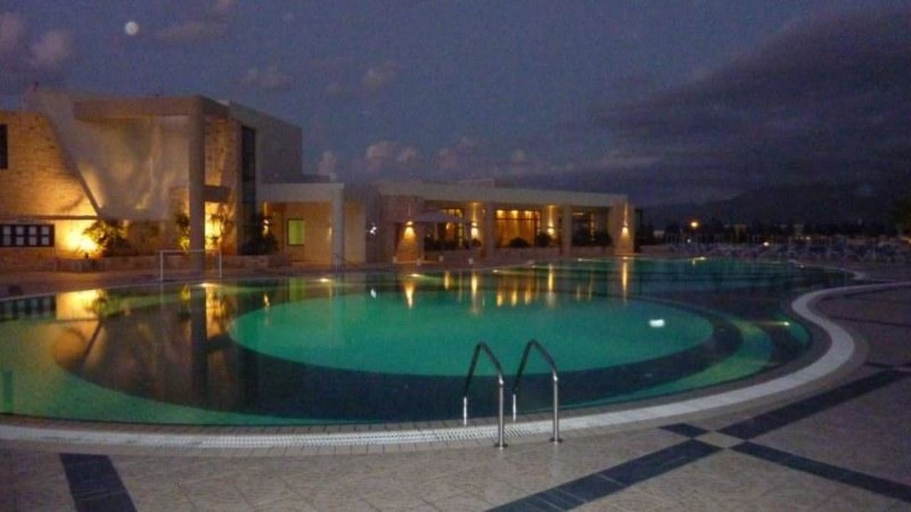 Pool in der Abenddämmerung Grand Hotel Holiday Resort