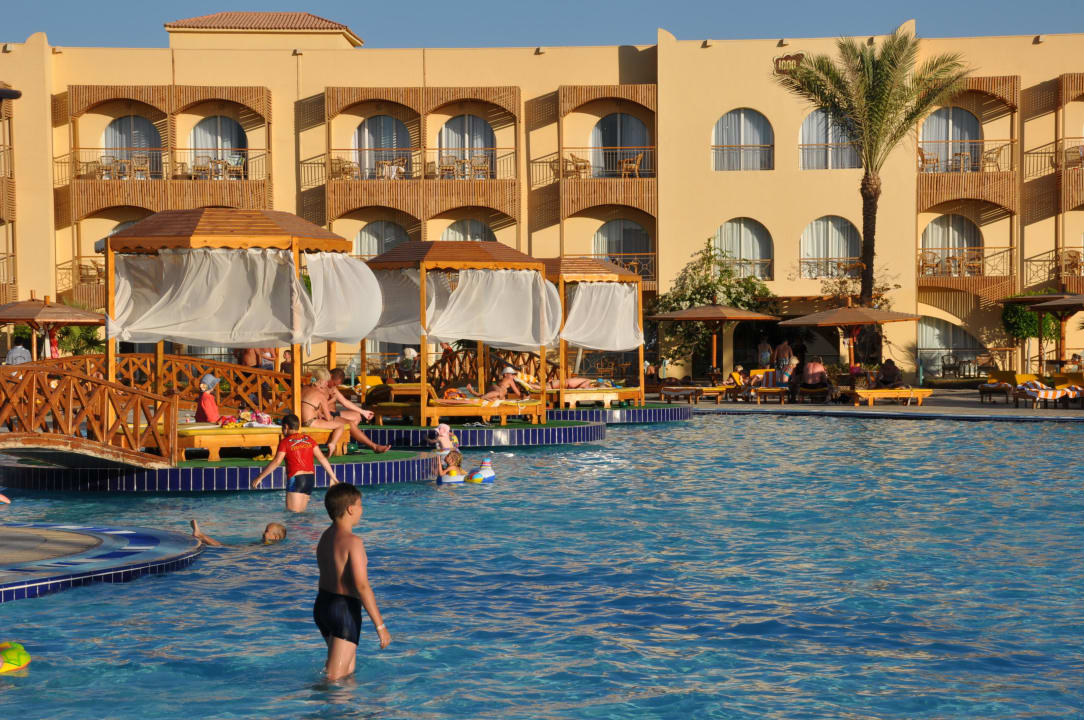 E Inseln mit Liegen im 900 Betten Hotel Desert Rose