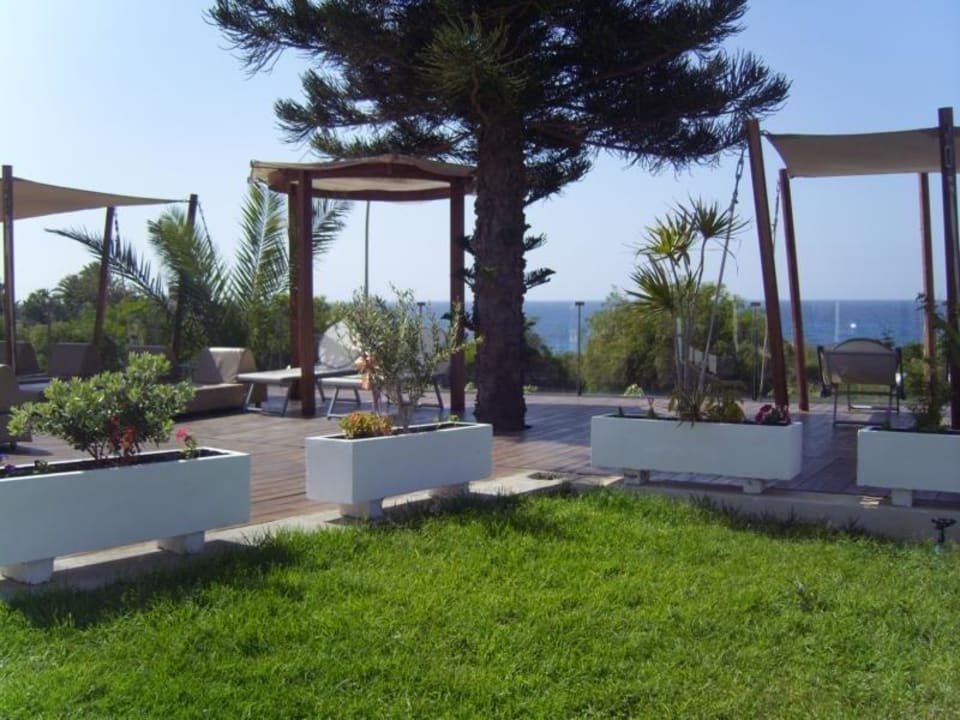 Liegemöglichkeiten am Pool Napa Mermaid Hotel & Suites