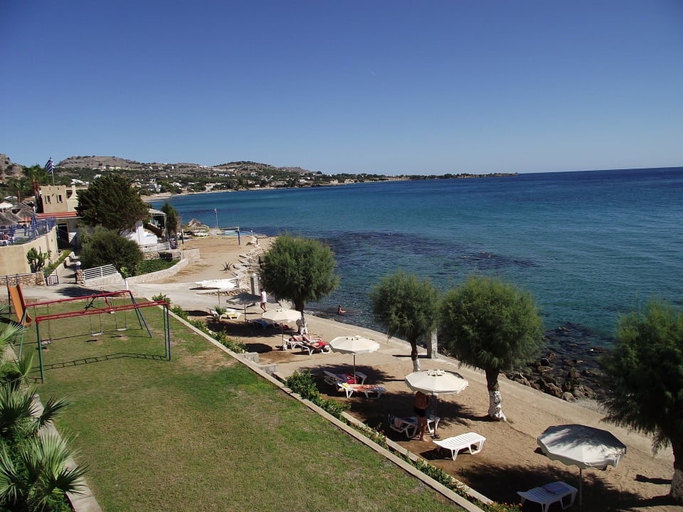 Widok z tarasu na ogród i morze Hotel Ilyssion