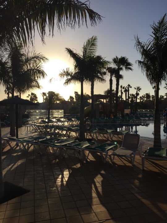 Pool am Abend Hotel Oasis Dunas