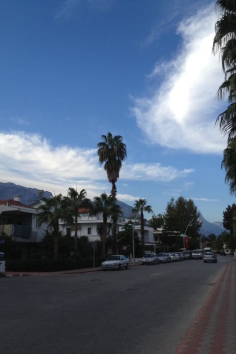 Blick vorm Hotel auf die Strasse  Fame Residence Kemer & Spa