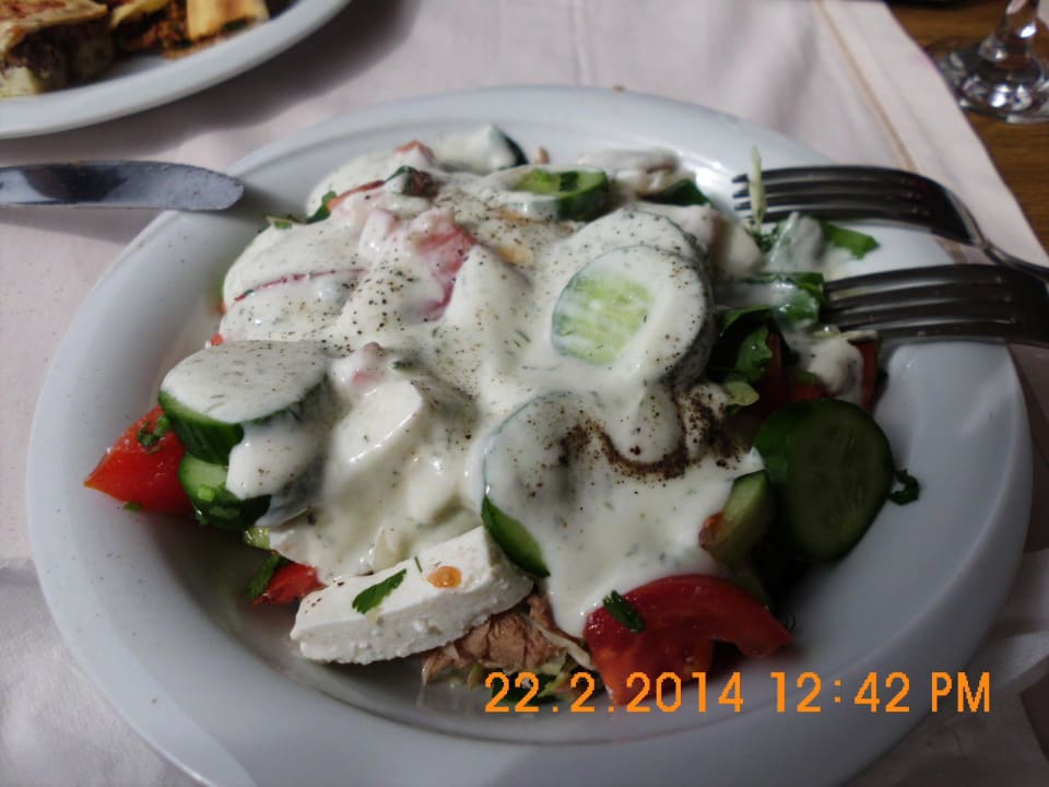 Lecker Salat mit Thunfisch und Krabben Seaden Sea World Resort & Spa