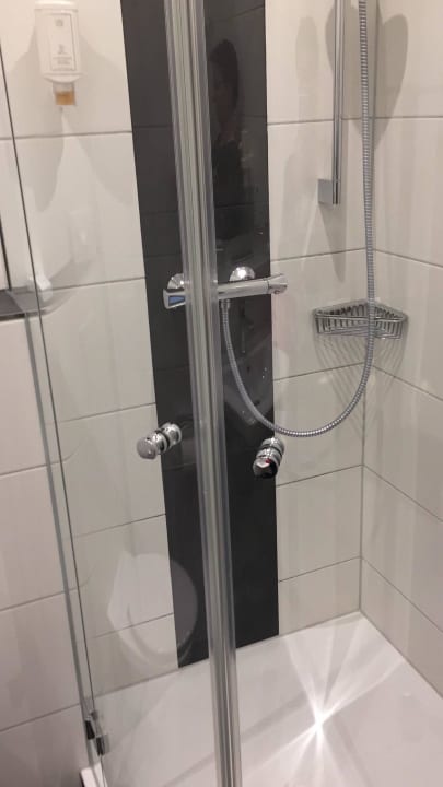 Bad im neu renovierten Zimmer Landhotel Krone