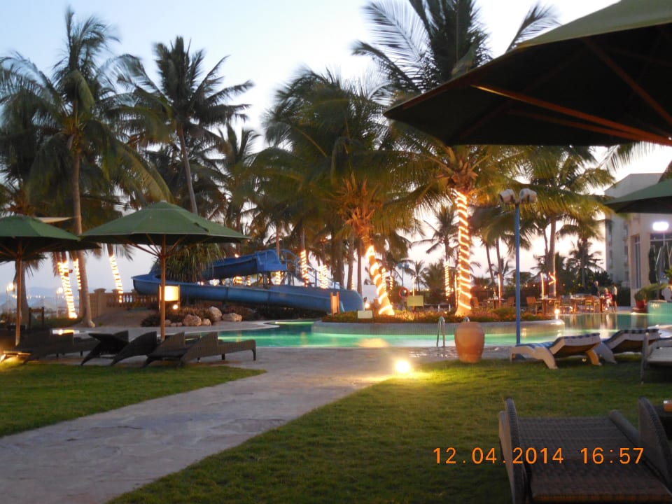 Pool- und Garten am frühen Abend Hilton Salalah  Resort