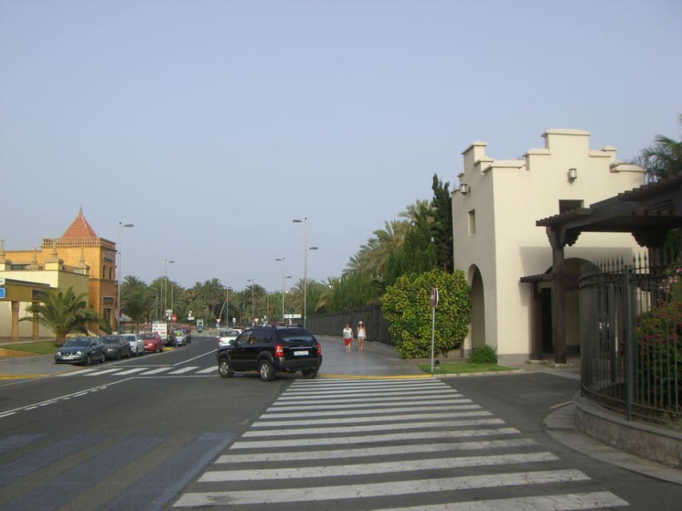Straße vor dem Hotel Lopesan Costa Meloneras, Resort & Spa
