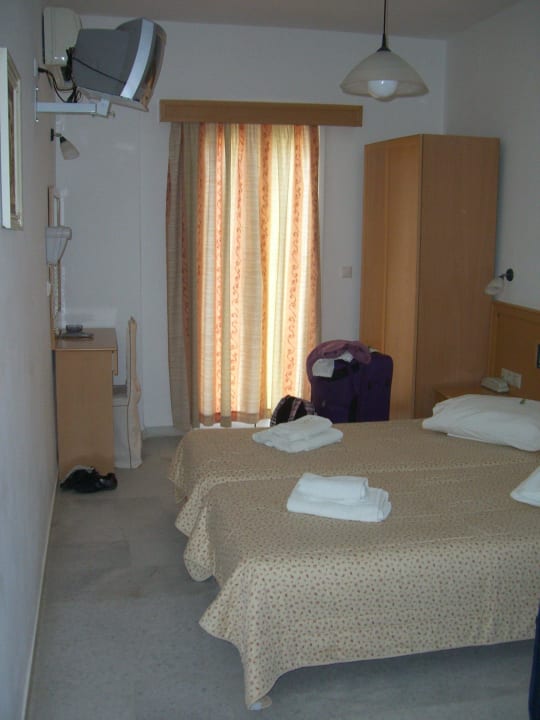 Zimmer mit Blick zur Balkontüre Hotel Artemis