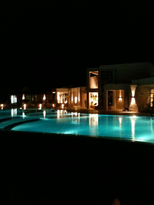 Bei Nacht  Grand Hotel Holiday Resort