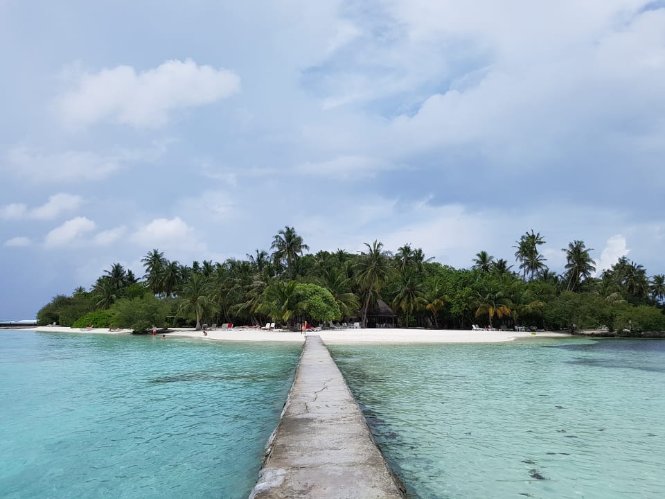 Die Nordspitze der Insel mit Strandbar im Hintergrund Adaaran Select Hudhuran Fushi - Premium All Inclusive