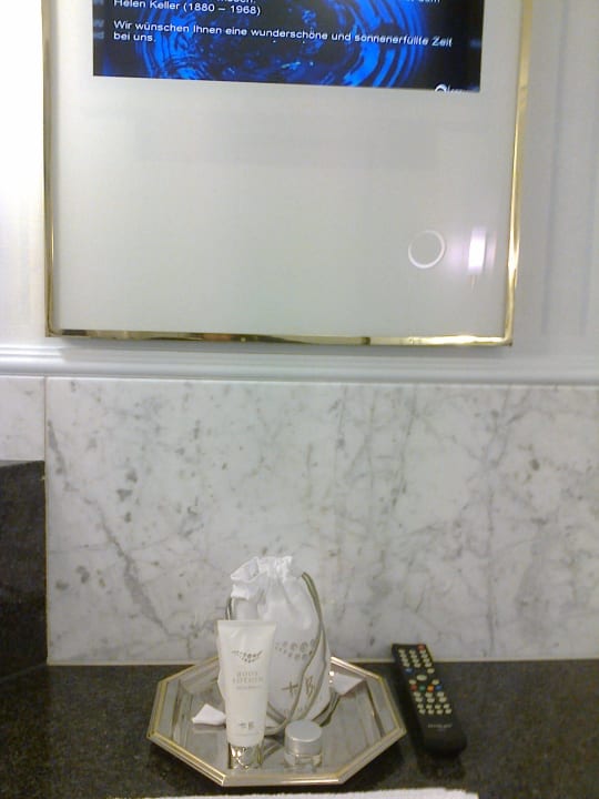 Pflegeprodukte und TV im Badezimmer Grand Resort Bad Ragaz