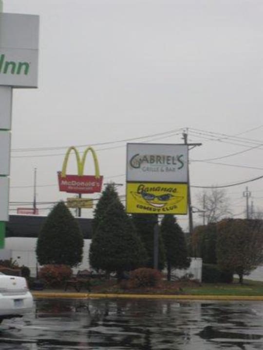 Vor dem Hotel Holiday Inn Hasbrouck Heights