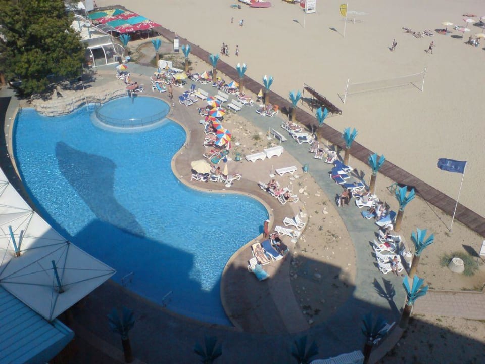 Blick auf Pool und Strand Hotel Borjana