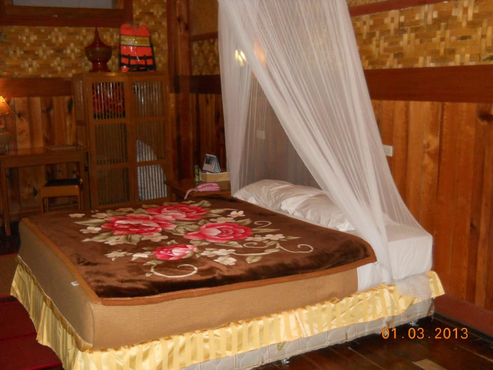 Doppelbett mit Moskitonetz Hotel Paradise Inle Resort