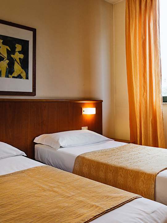Twin Beds Room Hotel Leonardo