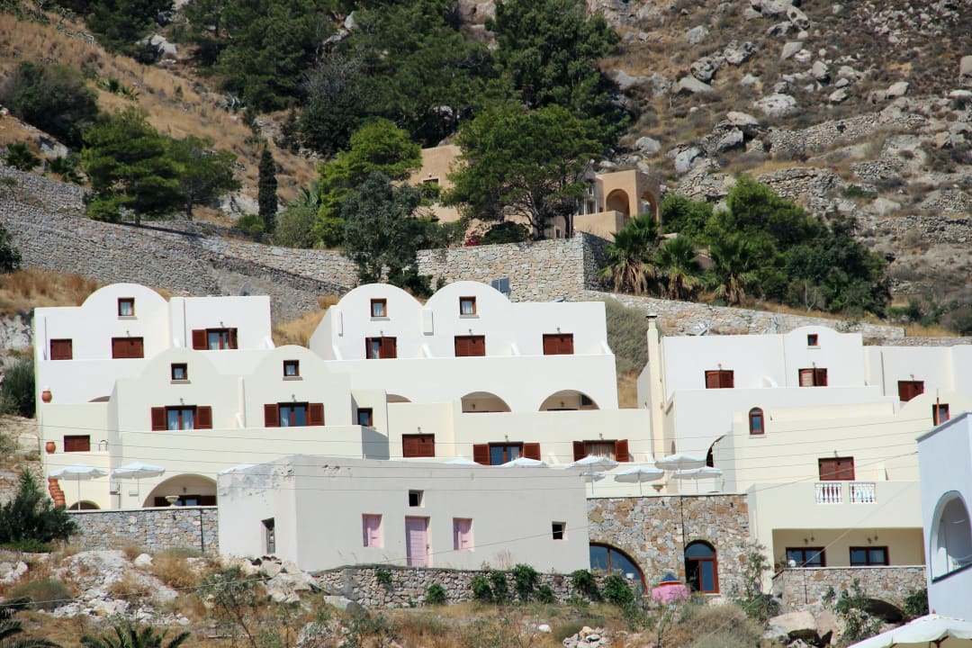 Blick aufs Hotel vom Strand Hotel Epavlis