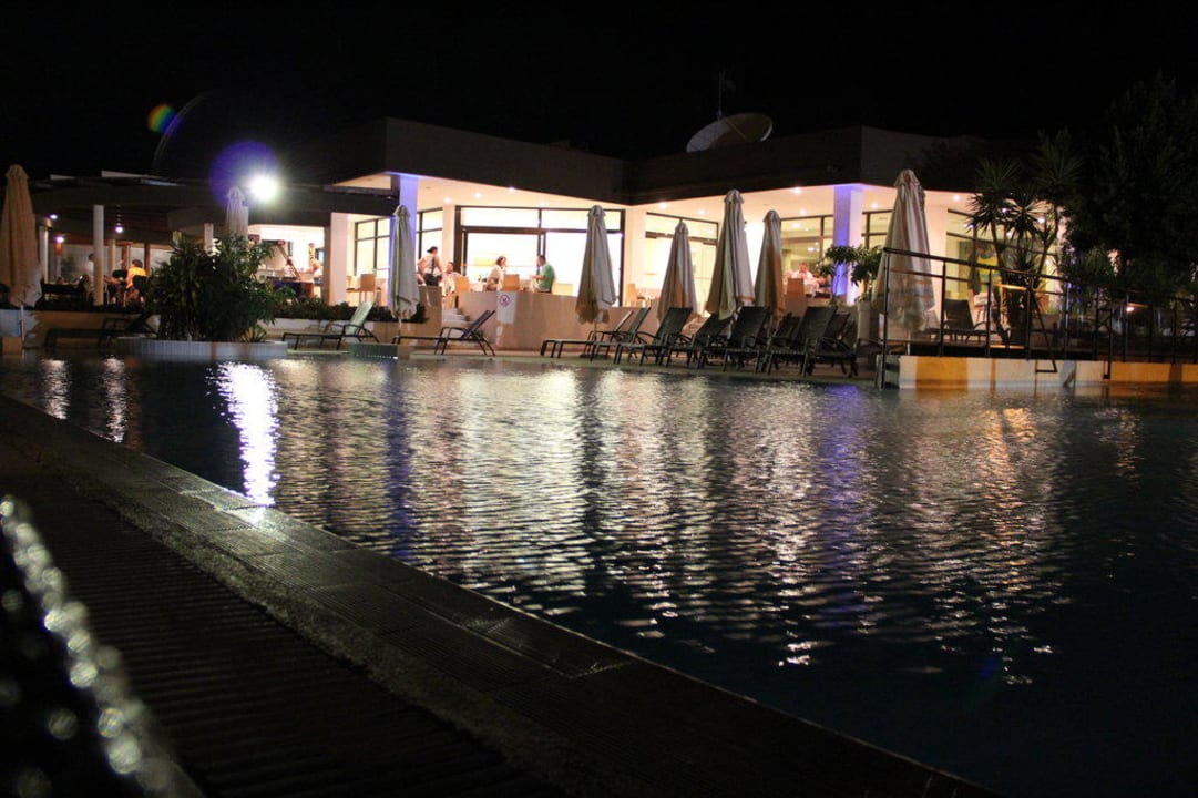 Pool bei Nacht Anavadia Hotel