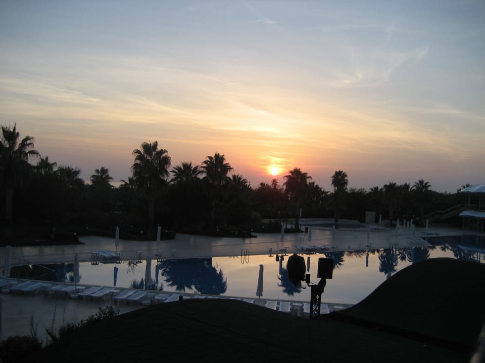 Sonnenuntergang hinter dem Pool VONRESORT Golden Coast