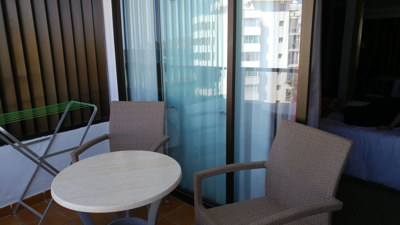 Balkon mit Handtuchständer allsun Hotel Sumba