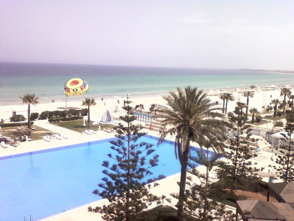 Widok na morze i basen Hotel Amir Palace