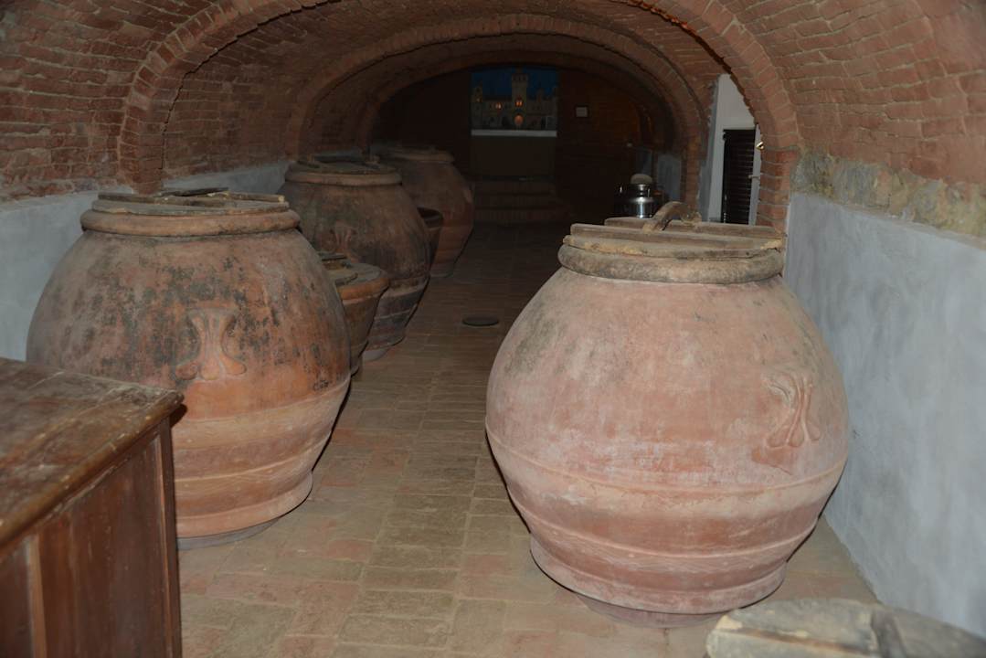 Ölfässer der Fattoria Agriturismo Fattoria Castelli