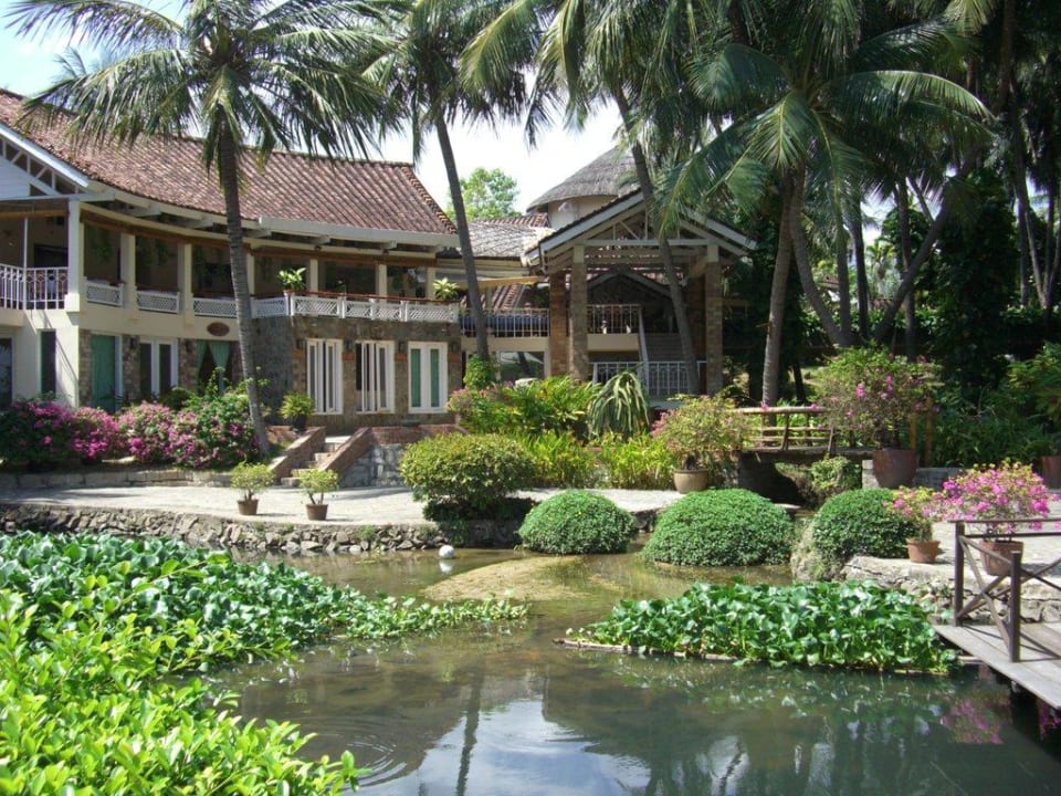 Teichanlage  im Hintergrund Hauptgebäude Saigon Mui Ne Resort