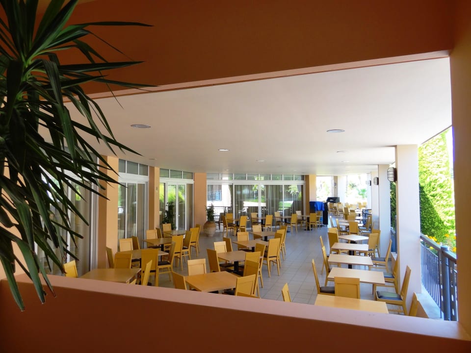 Ein Teil der Terrasse des Restaurants Hotel Horizon Beach Resort