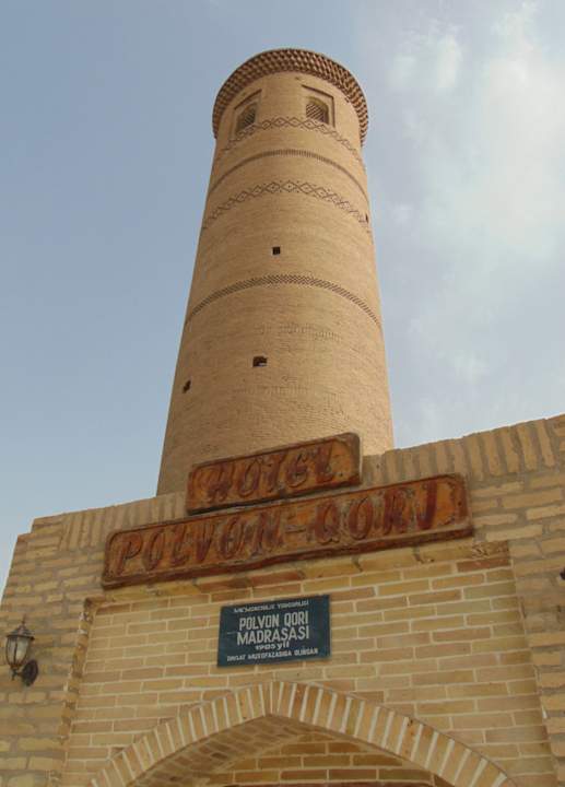 Außenansicht Madrasah Polvon-Qori Boutique