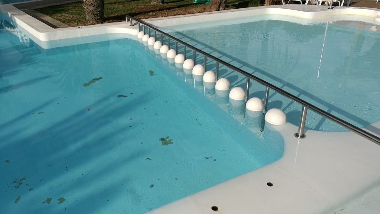 Fehlstellen in der Farbbeschichtung des Pools HL Miraflor Suites Hotel