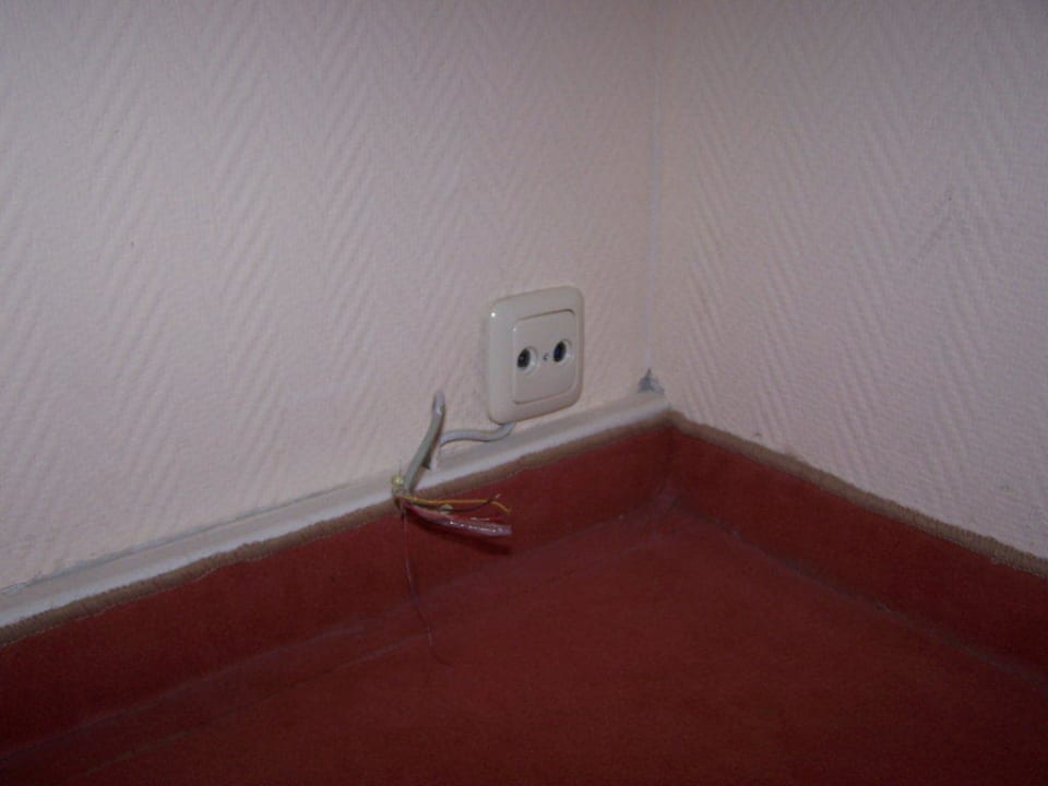 Altes Telefonkabel ragt aus der Wand PLAZA INN Hamburg Moorfleet