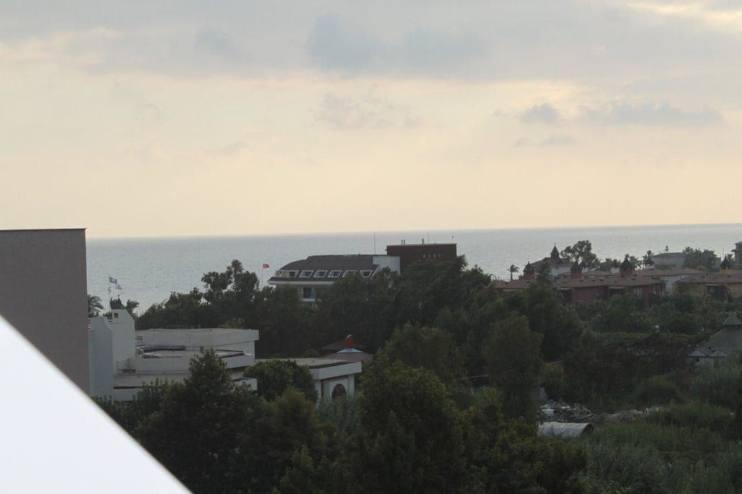 Blick nach link Hotel Royal Garden Beach
