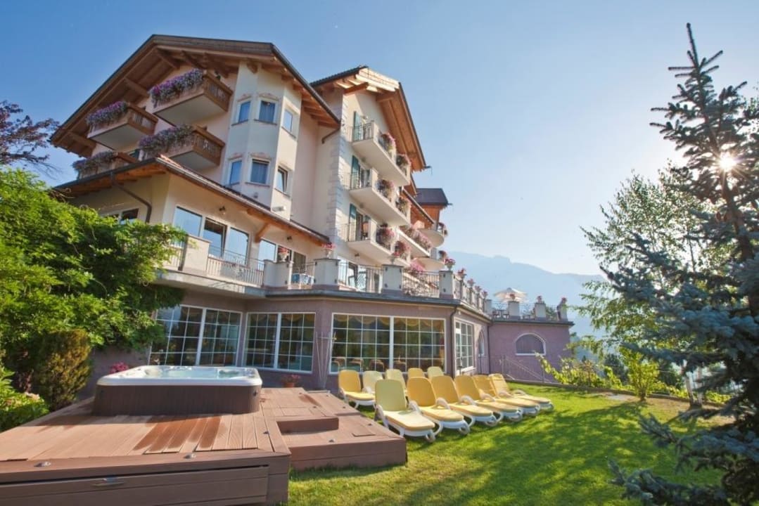 Giardino con piscina Hotel Lagorai