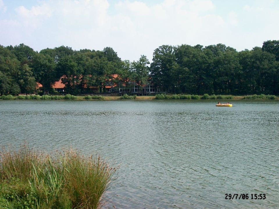 Umgeben von Bäumen liegt das Hotel am See Emsland Hotel Saller See