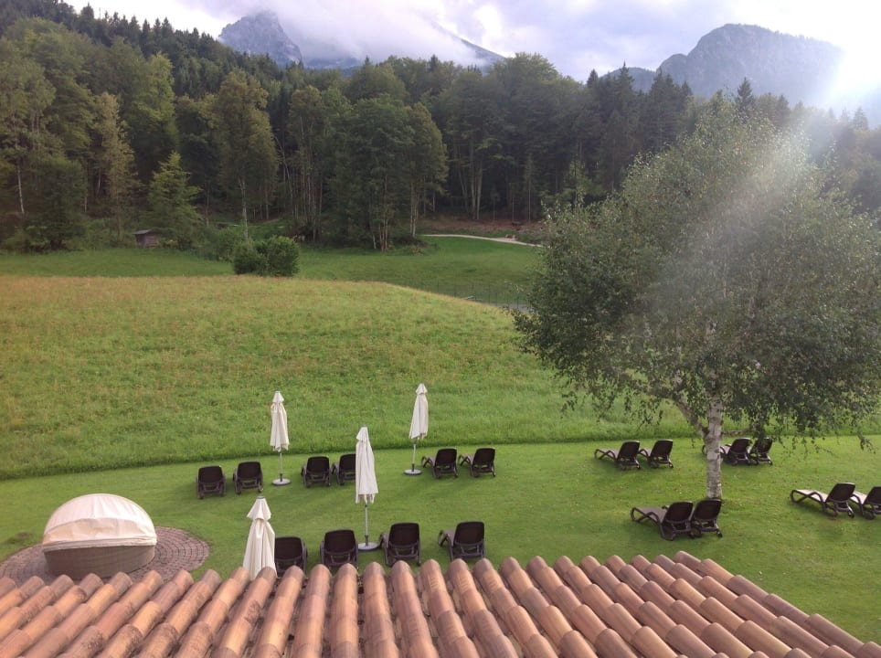 Balkonblick auf Liegewiese und Rundweg  Alm- & Wellnesshotel Alpenhof