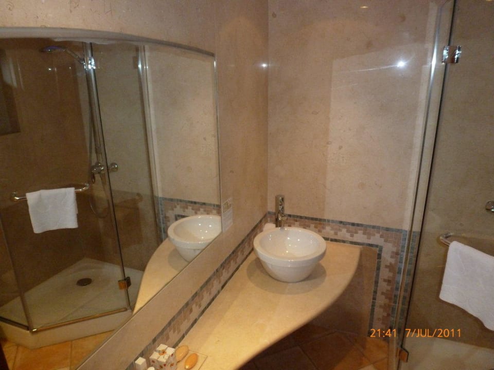 Das kleinere Bad von 2 Bäder Atlantica Aeneas Resort