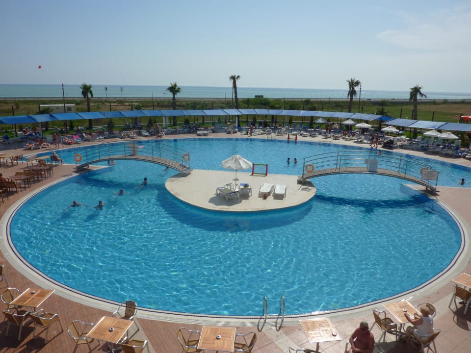 Der Poolbereich bei 34 Grad Cenger Beach Resort & Spa