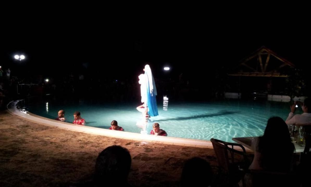 Weihnachtsshow am Pool Brisas Guardalavaca Hotel & Villas