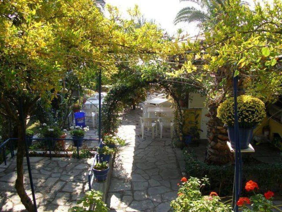 Aussenaufnahme Haus des Gartens / Pension Nikos