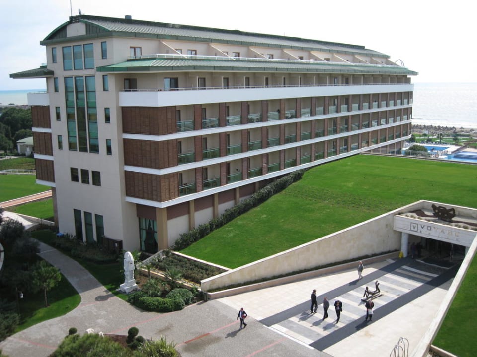 Auf einen Flügel des Hauptgebäudes Voyage Belek Golf & Spa