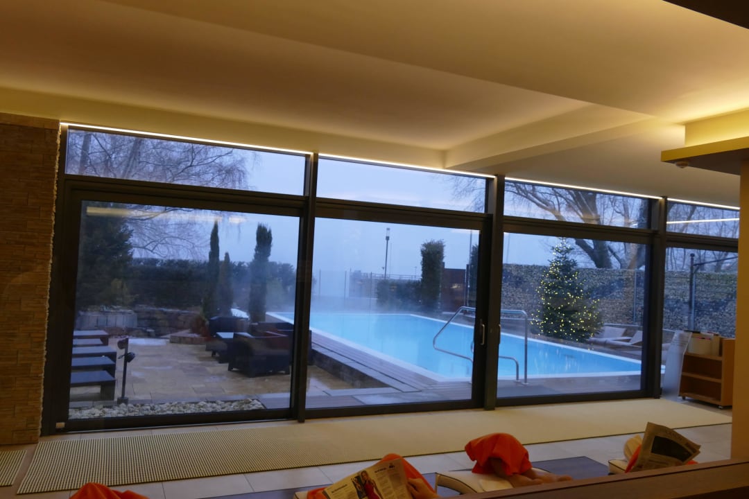 Poolblick vom Wellnessbereich Seehotel Adler